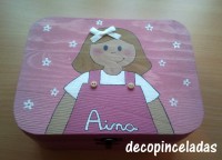 Caja mediana de niña rubia en rosa (13,50€)